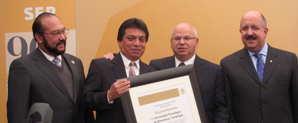 Entrega Alonso Lujambio reconocimiento  a Universidad Tecnológica de Matamoros