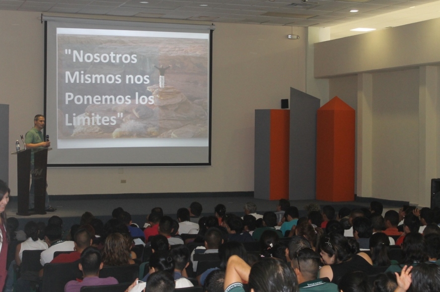 Asisten alumnos de UTM a conferencia ofrecida por italiano