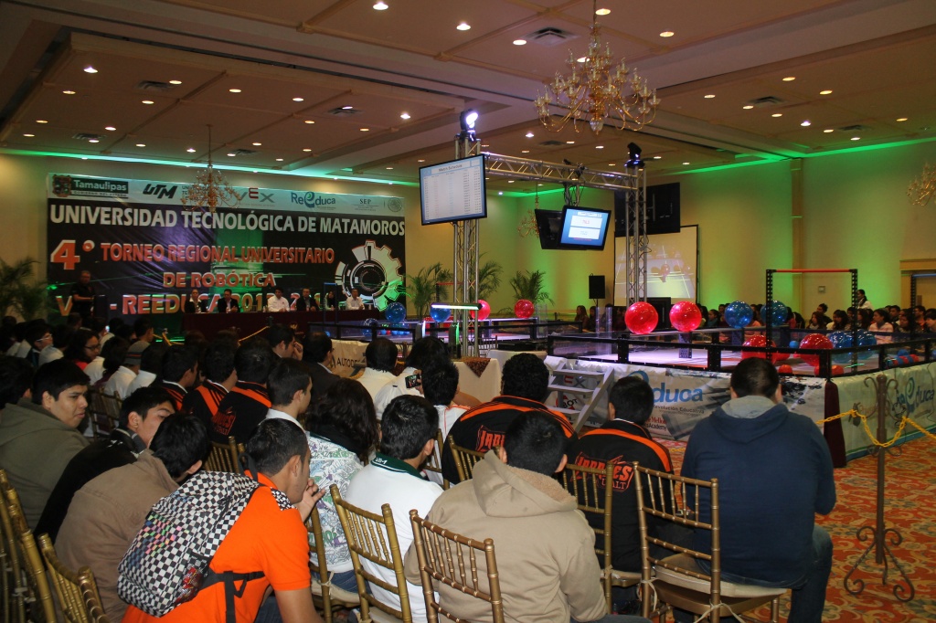 Gana UTM campeonato de diseño y excelencia en el torneo regional universitario de robótica Vex-Reeduca 2013-2014