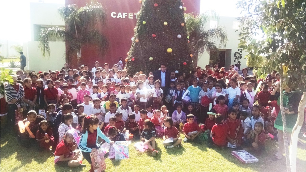 Disfrutan niños de comunidades ejidales posada navideña ofrecida por UTM