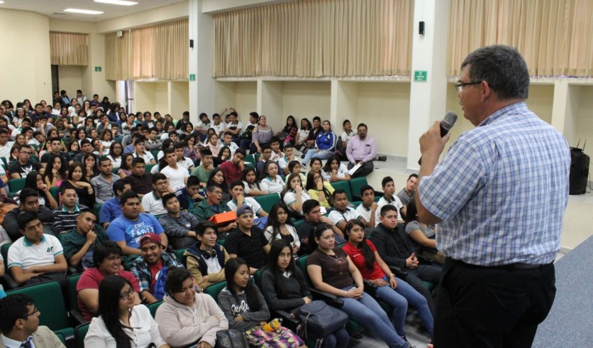 La UTM ofrece conferencia de Marketing Financiero a sus estudiantes.