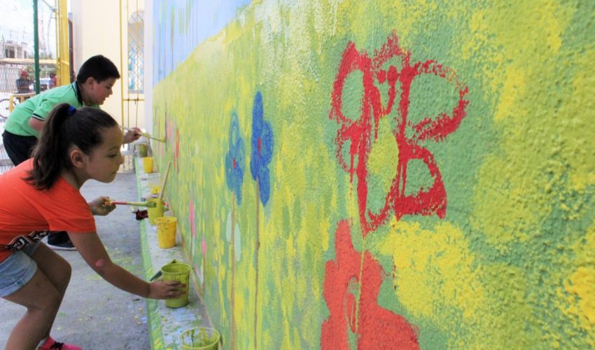Estudiantes de la UTM realizan murales con mensajes alusivos a la práctica de valores.
