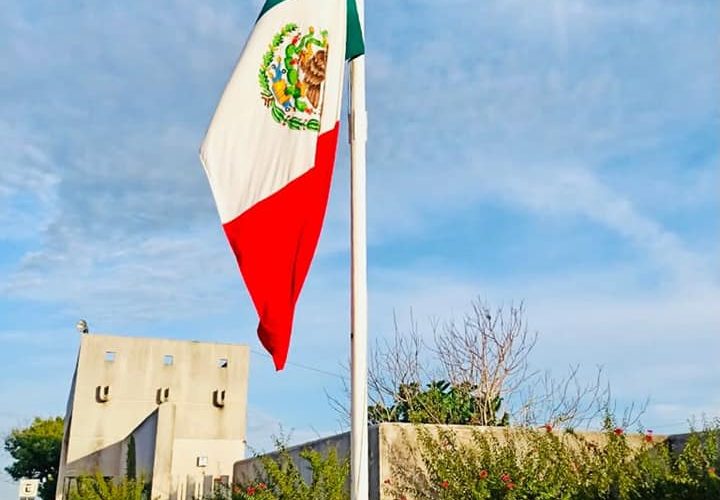 Izamiento de bandera en conmemoración de la Independencia de México.