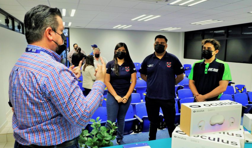 Egresados de la UTMatamoros donan equipo de ultima generación a la institución.