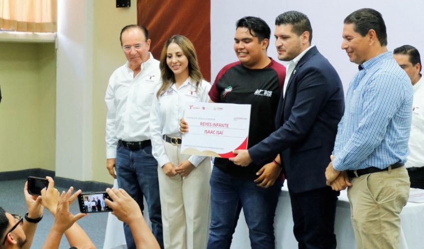 Entregan Becas ITABEC “Futuro Tamaulipas” a estudiantes de la UTMatamoros.